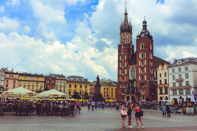 Ένα ταξίδι στην Βαρσοβία - Κρακοβία που χαρίζει πλούσιες εντυπώσεις. Αλατωρυχεία, Άουσβιτς, κεντρικά De Lux ξενοδοχεία, οικονομική νυχτερινή ζωή!
